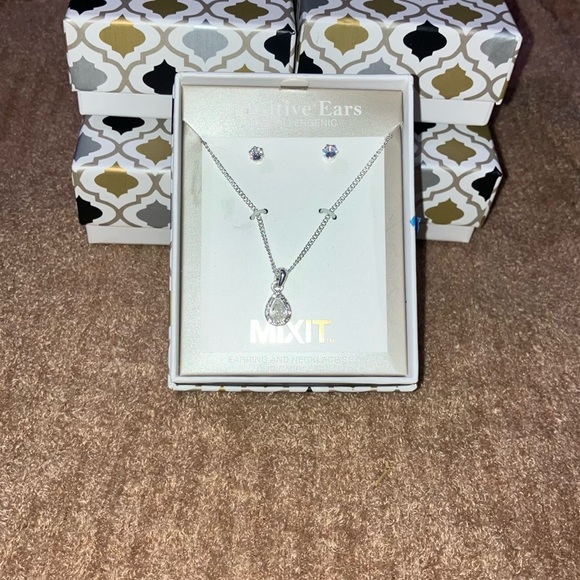 Matching set - Picture 1 of 3